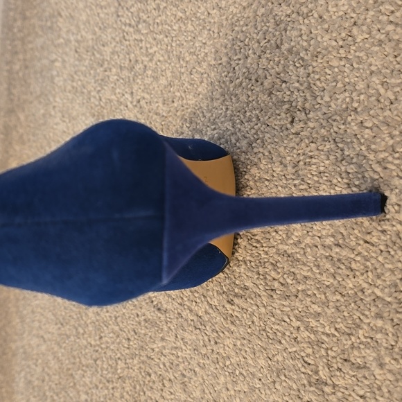 Size 7 blue suede Nine West Heels never worn - Picture 3 of 5